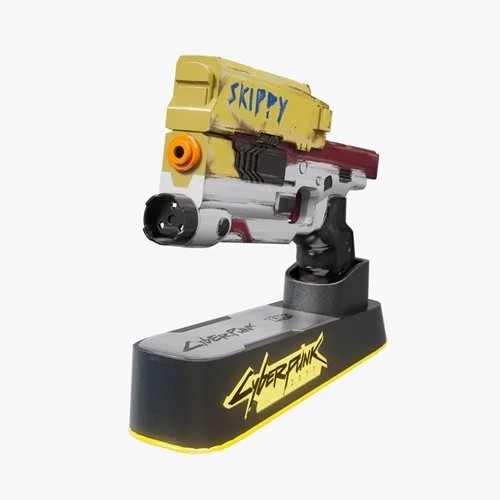 Cyberpunk 2077 Skippy Deluxe Blaster mit Light-Up Stand - Previews Exclusive