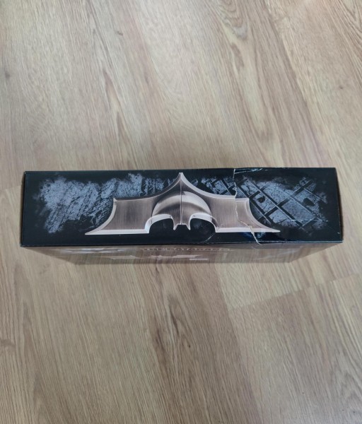 B-Ware Batman The Dark Knight Rises Replik 1/1 Batarang - defekte Verpackung