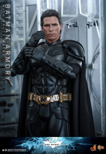 The Dark Knight Rises Movie Masterpiece Actionfigur & Diorama 1/6 Batman Armory mit Bruce Wayne 30cm