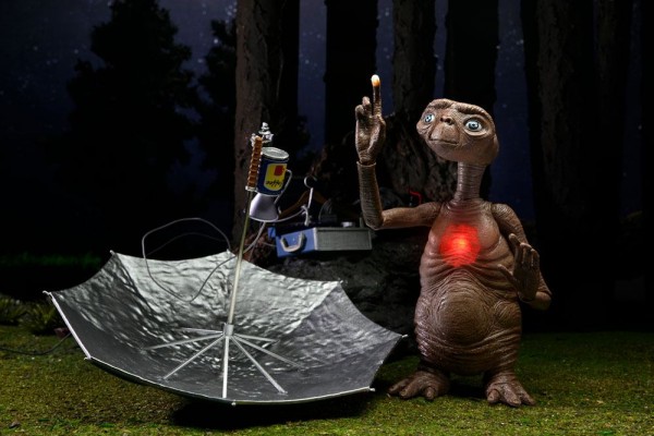 E.T. The Extra-Terrestrial Action Figure Ultimate Deluxe E.T.
