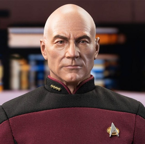 Star Trek: TNG Actionfigur 1:6 Captain Jean-Luc Picard (Essential Duty Uniform) 30 cm
