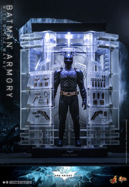 The Dark Knight Rises Movie Masterpiece Actionfigur & Diorama 1/6 Batman Armory mit Bruce Wayne 30cm