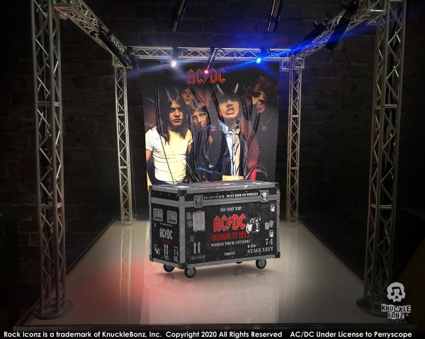 AC/DC Rock Iconz On Tour Highway to Hell Road Case Statue & Bühnenhintergrund Set