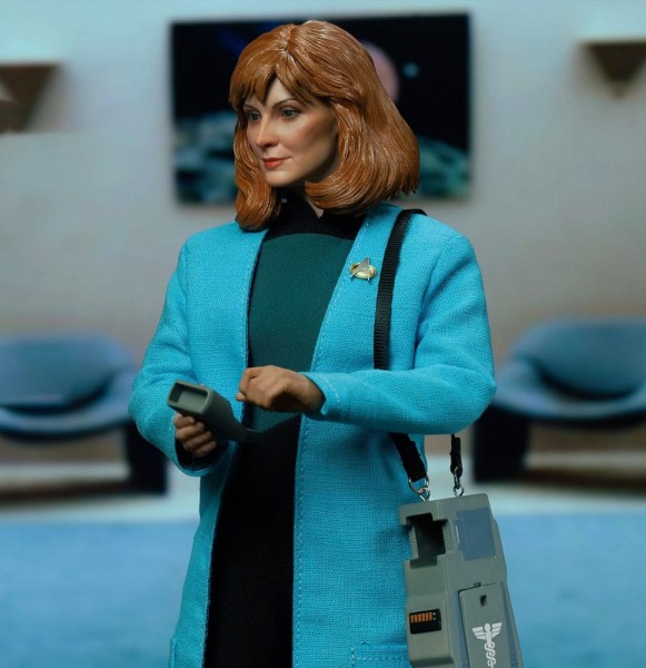 Star Trek: The Next Generation Actionfigur 1/6 Dr. Beverly Crusher (Standard Edition) 27 cm