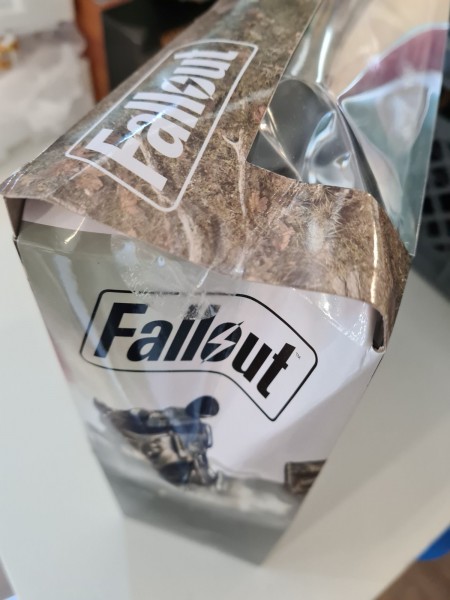B-Ware Fallout 4 Statuen 2er-Pack T-60 Vault Tec & Sole Survivor 18 cm - defekte Verpackung