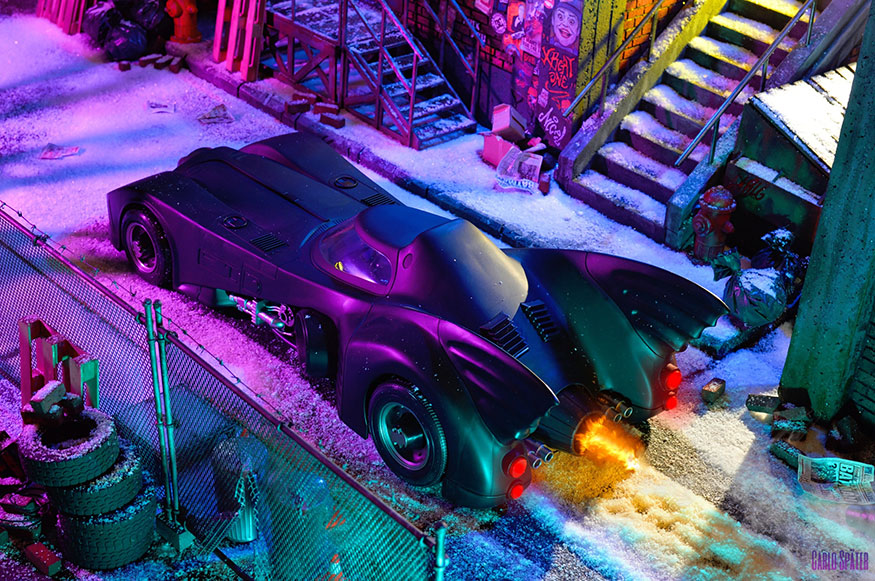 Batmobil vor selbstgebautem Diorama von Carlo Später Toyphotography