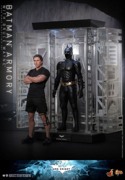 The Dark Knight Rises Movie Masterpiece Actionfigur &amp; Diorama 1/6 Batman Armory with Bruce Wayne 30 cm