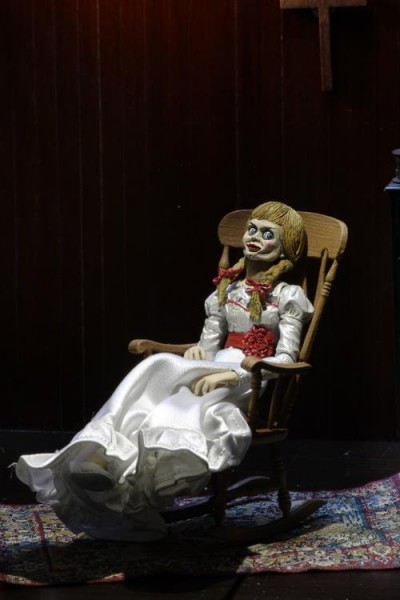 Conjuring Die Heimsuchung Prop Replik 1 1 Annabelle Puppe Actionfiguren24 Collector S Toy Universe