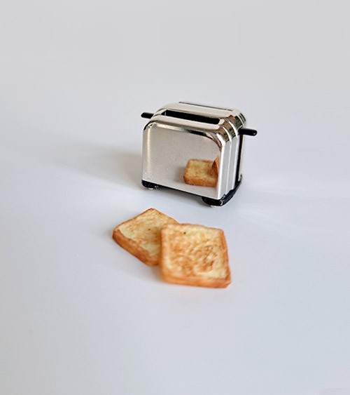 Miniatur Toaster mit getoasteten Toastscheiben - 1,8 cm