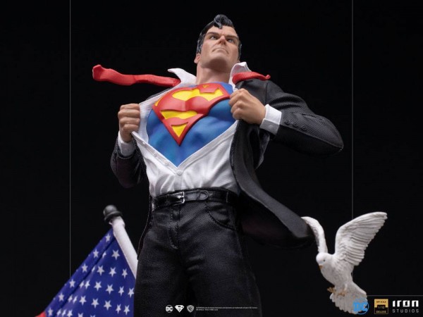 DC Comics Art Scale Statue 1/10 Clark Kent (Deluxe)