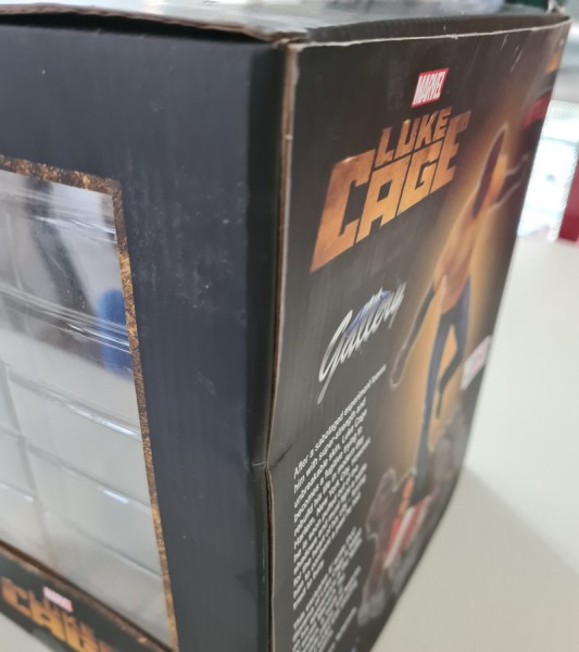 B-item Defenders Gallery Statue Luke Cage (Netflix TV Series) - damaged packaging